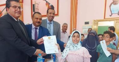 وكيل وزارة التربية والتعليم بجنوب سيناء يكرم الطلاب المشاركين والفائزين فى مسابقتى "كانجارو" و"هيبو" الدولية