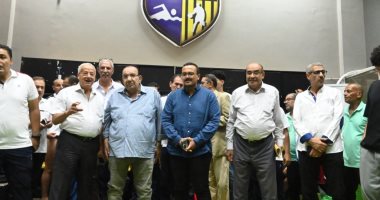 رئيس المقاولون العرب يهنئ اللاعبين بالفوز على فاركو ويطالبهم بمواصلة الانتصارات 