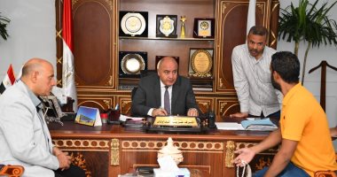 محافظ قنا يفحص طلبات مواطنين ويستمع لشكاواهم