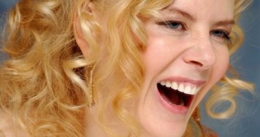 مشاهير ونجوم تمسكوا بابتسامتهم اللثوية ولم يلجأوا لجراحات التجميل 