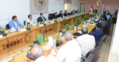 جامعة سوهاج تستعرض تقرير أنشطة مكافحة الفساد وتكرم عميد كلية الآداب.. صور