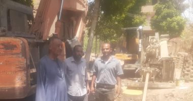 حياة كريمة بالأقصر.. حفر نفق أسفل ترعة الرمادي لربط محطات الصرف الصحي.. صور