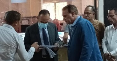 نائب محافظ المنيا يفحص عددا من طلبات المواطنين بالمركز التكنولوجى بملوى