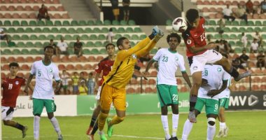 منتخب مصر للناشئين يعاين أرضية الملعب قبل مباراة لبنان بكأس العرب.. صور