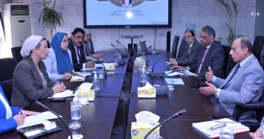 وزير الطيران يلتقى وزيرة البيئة للتنسيق والإعداد لـ COP27.. الفريق عباس حلمى: تقديم كافة التسهيلات للوفود المشاركة بما يليق بمصر.. وزيرة البيئة: إعداد فيديوهات مصورة لعرضها على شاشات المطارات والطائرات.. صور 