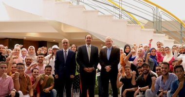 مدير صندوق مكافحة الإدمان ورئيس جامعة حلوان يشاركان في إجراء مقابلات الطلاب المتطوعين للتوعية بأضرار المخدرات