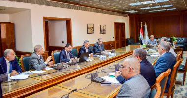  وزير الرى يستعرض إجراءات إدارة وتطوير بحيرات المنزلة ووادى مريوط وقارون