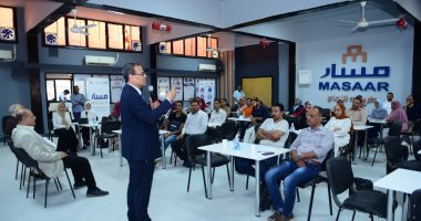 رئيس جامعة سوهاج يكرم 100 متدرب اجتازوا دورة ريادة الأعمال بحاضنة مسار.. صور