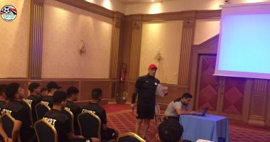 صور ..محاضرة فنية للاعبي منتخب الناشئين بعد تناول العشاء