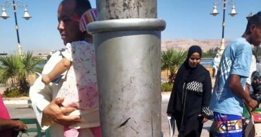 "الأقصر" تحل مشكلة "فيش" الكهرباء بعمود إنارة ووقوف دراجات أمام المستشفى.. صور