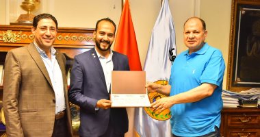 محافظ أسيوط يكرم مدرب كاراتيه نادي أبوتيج لجهوده المتميزة فى تدريب الفريق