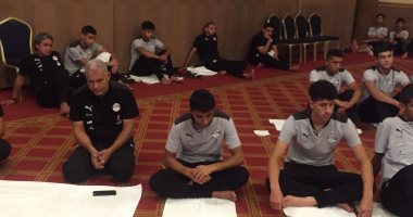 منتخب الناشئين يؤدى صلاة الجمعة بالفندق وإيهاب الكومي يلقى الخطبة.. صور