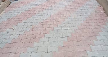 استمرار أعمال رصف وتركيب بلاط الأنترلوك بشوارع وميادين حى غرب أسيوط .. صور