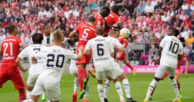 بايرن ميونخ يتأخر بهدف أمام بوروسيا مونشنجلادباخ فى الشوط الأول.. فيديو