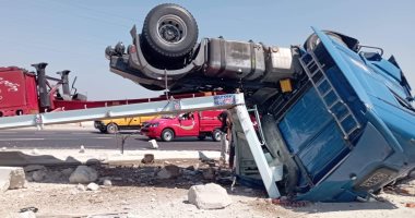 إصابة شخص نتيجة انقلاب سيارة نقل محملة بكونتينر على طريق الإسماعيلية الصحراوى 