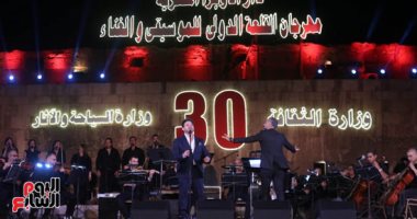 هاني شاكر يبدأ حفل مهرجان القلعة بأغنية "شاور" وجمهوره: بنحبك يا هاني