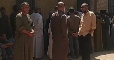 أهالي قرية مسارة بأسيوط يشيعون جثامين 4 أطفال ضحايا انهيار منزل قديم.. صور