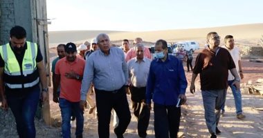 محافظ الوادى الجديد يتفقد محطة الصرف الصحى بقرية "بدخلو" وردم بركة "عين ساو"