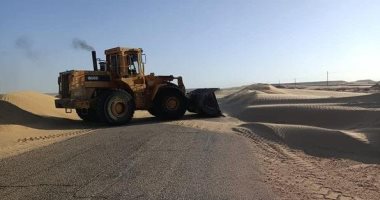 استعدادا للشتاء.. إزاحة الرمال من على الطرق السريعة بوسط سيناء