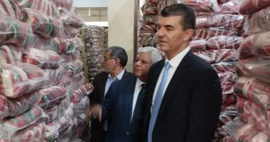 رئيس تجارية الجيزة ومدير التموين يتابعان صرف سلع الحماية الاجتماعية للتجار