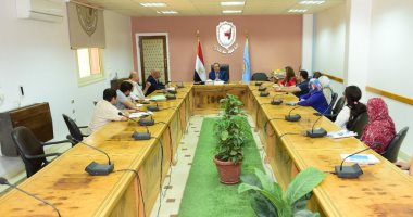 رئيس جامعة سوهاج يعقد اجتماعاً طارئاً مع لجنة وضع إستراتيجية التغيرات المناخية