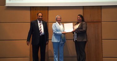   فى إطار الاستعدادات لاستضافة مصر مؤتمر المناخ cop27  والتعاون بين وزارة البيئة وجمعية كتاب البيئة والتنمية.. وزيرة البيئة تسلم الفائزين من الصحفيين جوائز مسابقة سوزان زكي للتميز الصحفي 