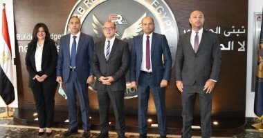 رئيس هيئة الرقابة المالية يلتقى رئيس البورصة ونائبه
