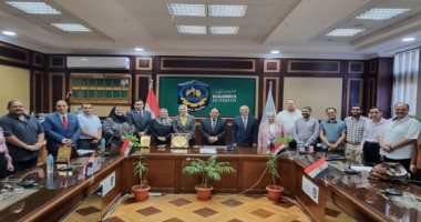 وزير التعليم العالى يستعرض تقريرا حول تأهيل معامل جامعة دمنهور للاعتماد الدولى