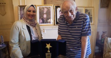 كشف حقيقة إفلاسه.. رشوان توفيق: بشوف أبويا ومحمود ياسين بيحضنونى "فيديو"