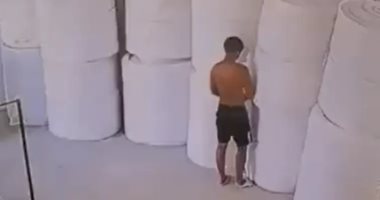 عامل فضولى يشعل "الفوم" ويسبب حريقًا ضخمًا فى مستودع بالصين.. فيديو وصور