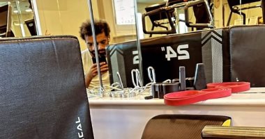 محمد صلاح يخوض وصلة تدريبات بدنية فى الجيم