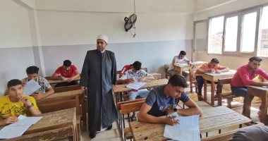 طلاب الشهادة الثانوية الأزهرية يختتمون امتحانات للدور الثاني بالفيزياء