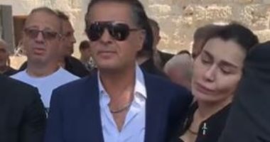 راغب علامة ينتظر وصول جثمان جورج الراسي ويساند شقيقته (فيديو)