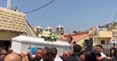 والدة جورج الراسي تتشبث بنعشه.. وتحمل التيشيرت الأبيض الذى توفى به