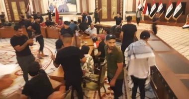 متظاهرون ينتمون إلى التيار الصدرى يقتحمون القصر الجمهورى فى بغداد