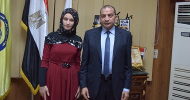 رئيس جامعة بنى سويف يستقبل ياسمين محمود بعد تخرجها كأول طالبة "دمج" بالجامعة