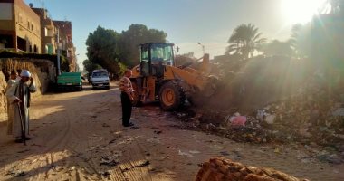 رفع 130 طنا من التربة والمخلفات وتمهيد الطرق فى حملة بقرية نيدة بسوهاج