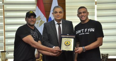 رئيس جامعة كفر الشيخ يكرم طالب كلية التربية الرياضية خامس العالم والثانى على الجامعات