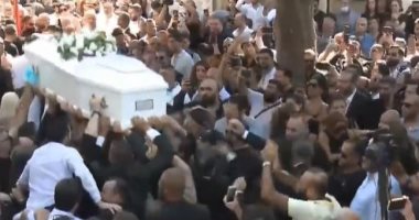نادين الراسى ترفض كشف وجه شقيقها الراحل جورج الراسى للإعلام فى الجنازة