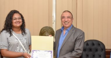 محافظ الإسكندرية يكرم "فتاة الدليفرى" ويهديها شهادة تقدير تشجيعا لها