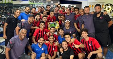 لاعبو فيوتشر يحتفلون بـ على ماهر قبل المباراة الأخيرة فى الموسم
