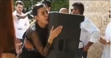 نادين تحتضن سماعة تبث أغنية شقيقها الراحل جورج الراسي.. فيديو