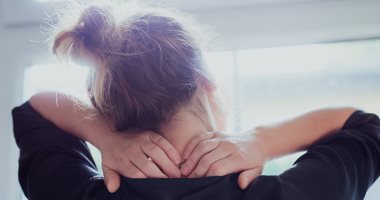 لماذا يظهر حب الشباب والبقع الداكنة فى منطقة الظهر.. علاجات فعالة