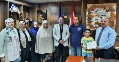 وكيل "تعليم دمياط" يكرم الطفل النابغة "يحيى النجار".. صور