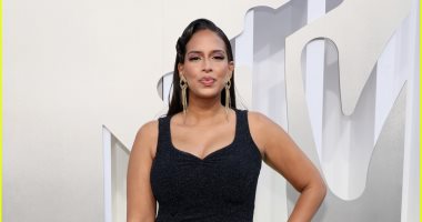 نسا دياب المذيعة الأمريكية من أصول مصرية على سجادة حفل MTV