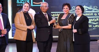 وزير التعليم يكرم النجمة لبلبة عن دورها في مسلسل "دايما عامر"