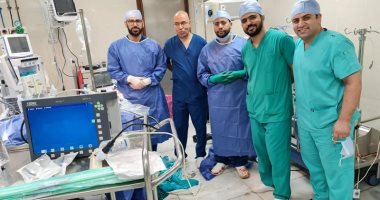 رئيس جامعة بنى سويف يعلن إجراء أول حالة إزالة ورم عن طريق منظار المخ.. صور