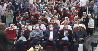 صور.. محافظ كفر الشيخ ونائبه يكرمان 95 من أوائل الثانوية العامة والأزهرية 