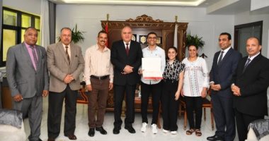 محافظ قنا يكرم الرابع مكرر على مستوى الجمهورية بالثانوية العامة بحضور أسرته