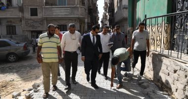 نائب محافظ قنا يتابع أعمال الرصف بمشروع تطوير المناطق غير المخططة.. صور